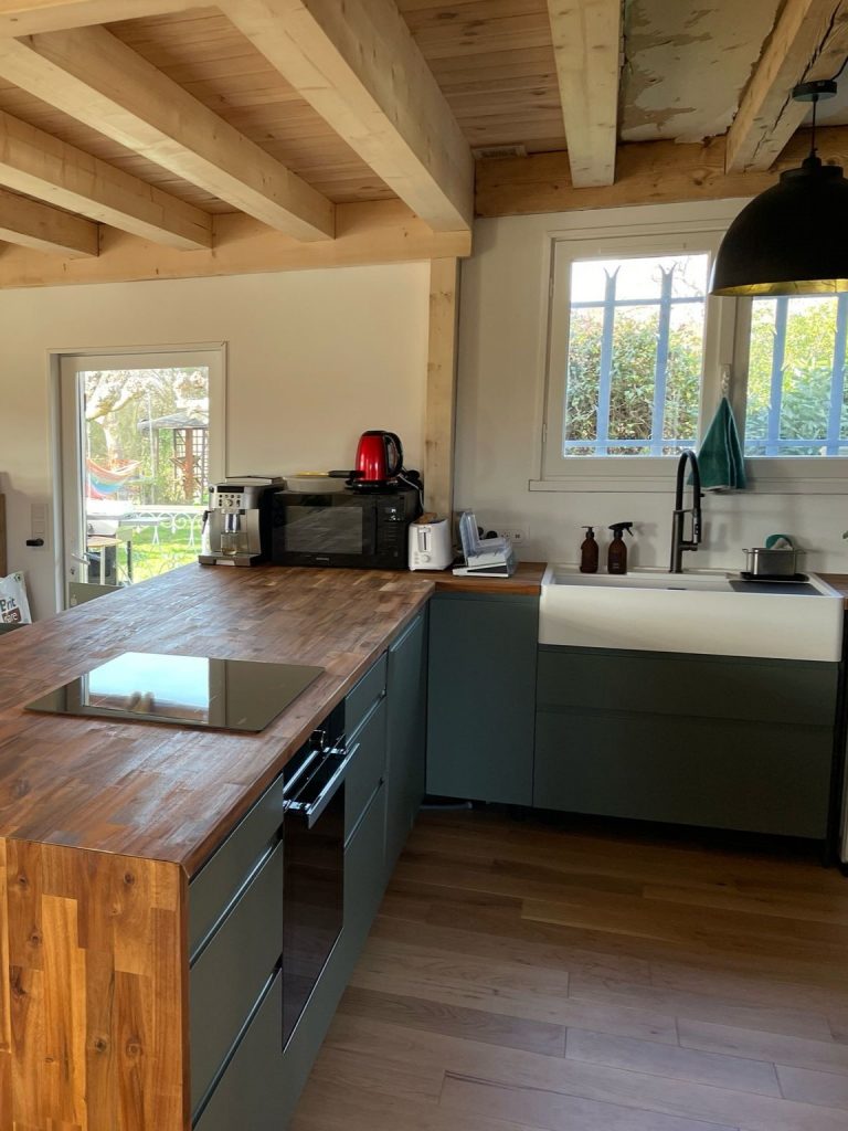 Maion Emma réalise une rénovation d’un intérieur ancien alliant éléments d’époque et contemporains pour une ambiance authentique sur le Bassin d'Arcachon.
