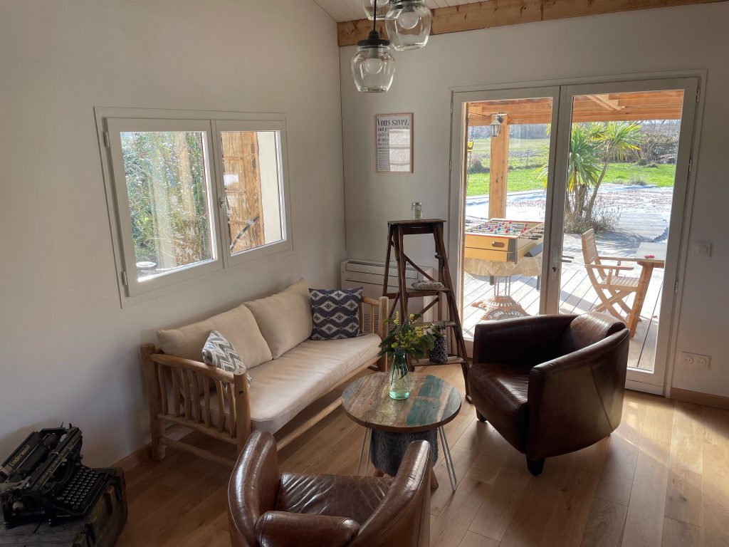 Maion Emma réalise un salon lumineux et chaleureux avec meubles cosy et une décoration apaisante sur le Bassin d'Arcachon.